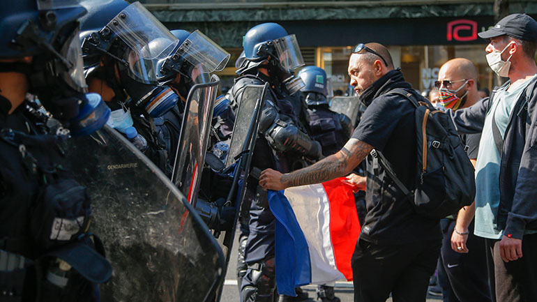 Γαλλία: Χιλιάδες διαδηλωτές στο Παρίσι και τη Μασσαλία κατά των απολύσεων